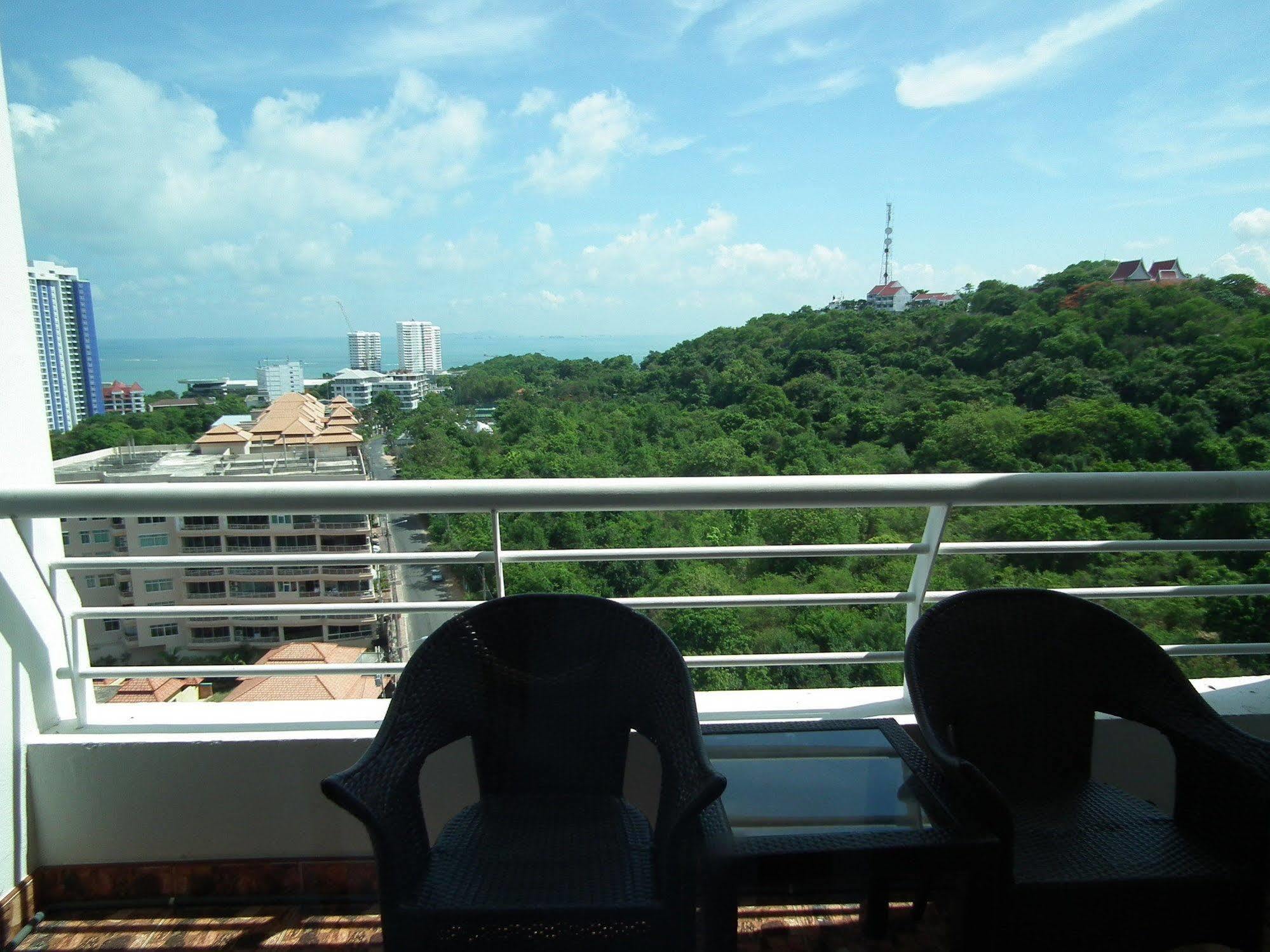 Апартаменти Abricole At Pattaya Hill Екстер'єр фото